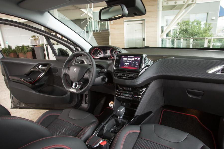 Интерьер Peugeot 2008 Black Matt 2017 года  (фото 3 из 32)